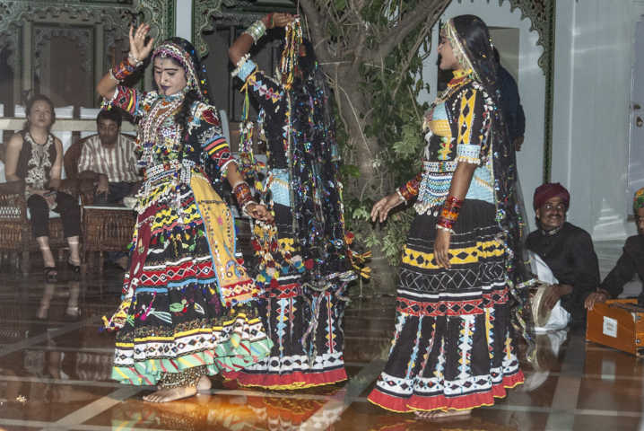 41 - India - Udaipur - lago Pichola - hotel Taj Lake Palace - bailes tradicionales